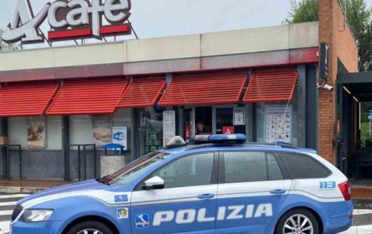 Polizia presidia un Autogrill - befunky . giornalemotori.it