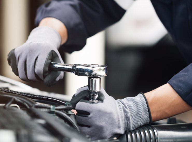 Meccanico che ripara un'auto