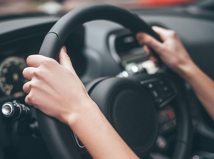 Guida con entrambe le mani sul volante