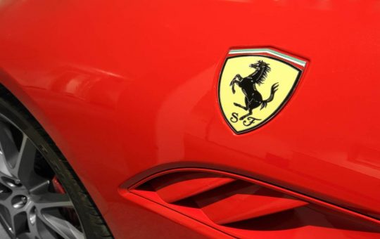 Lo stemma della Ferrari - fonte depositphotos.com - giornalemotori.it