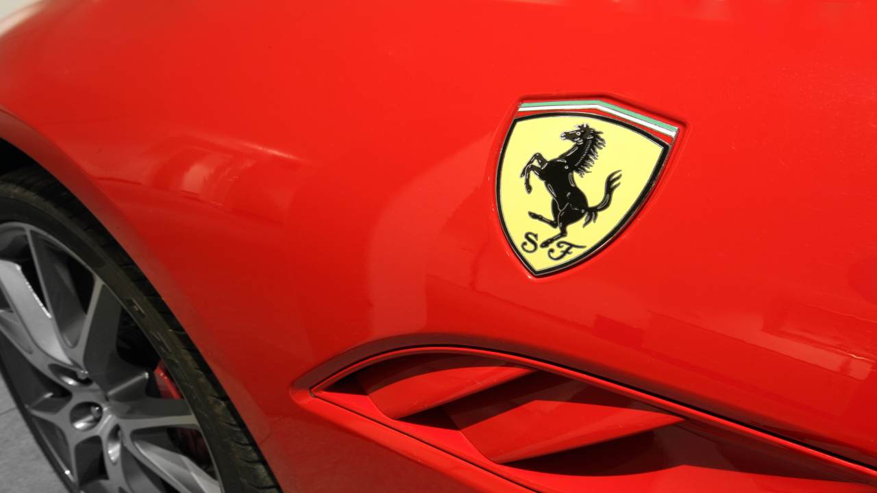 Lo stemma della Ferrari - fonte depositphotos.com - giornalemotori.it
