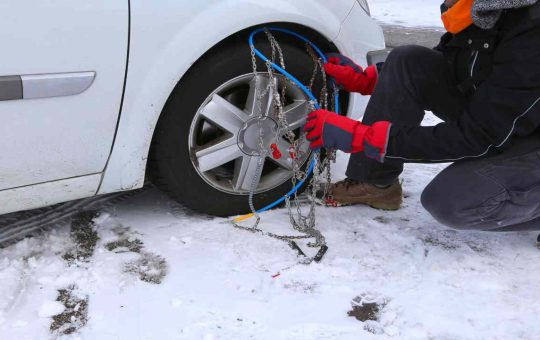 Come montare le catene da neve sull'auto - fonte depositphotos.com - giornalemotori.it