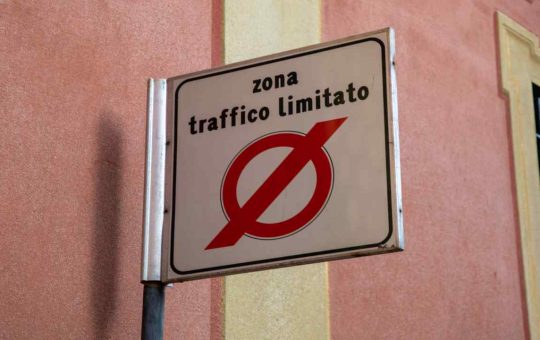 Il cartello di una zona a traffico limitata - fonte depositphotos.com - giornalemotori.it