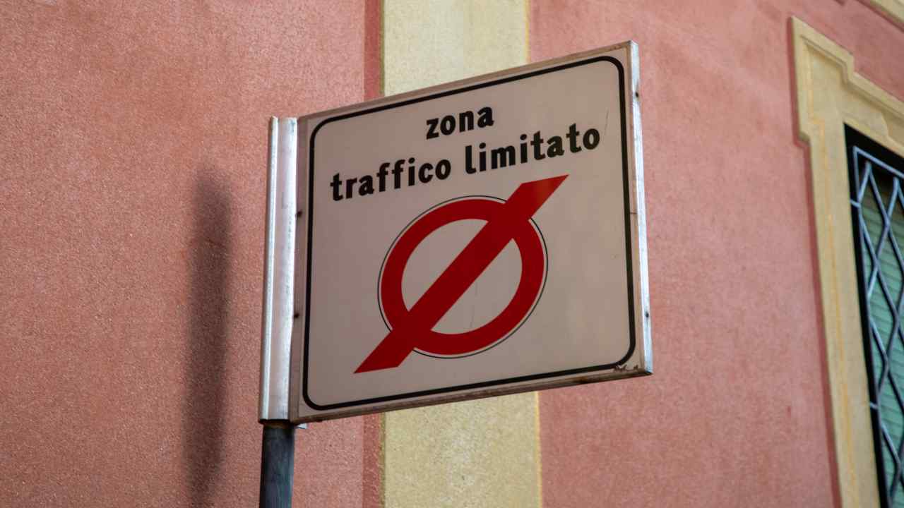 Il cartello di una zona a traffico limitata - fonte depositphotos.com - giornalemotori.it