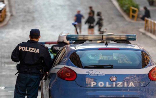 Polizia al posto di blocco - fonte depositphotos.com - giornalemotori.it