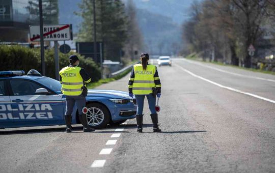 Un posto di blocco sulle strade italiane - fonte depositphotos.com - giornalemotori.it