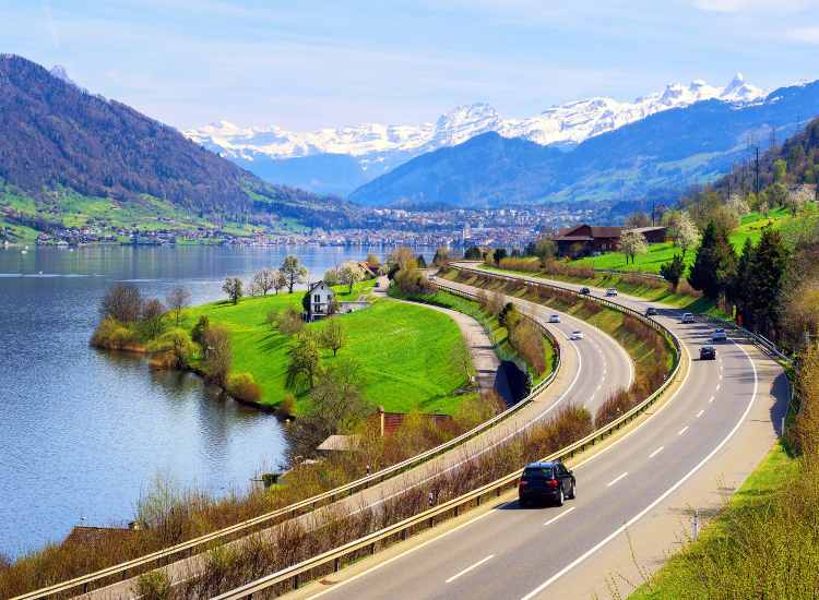 Un tratto di autostrada in Svizzera - fonte depositphotos.com - giornalemotori.it