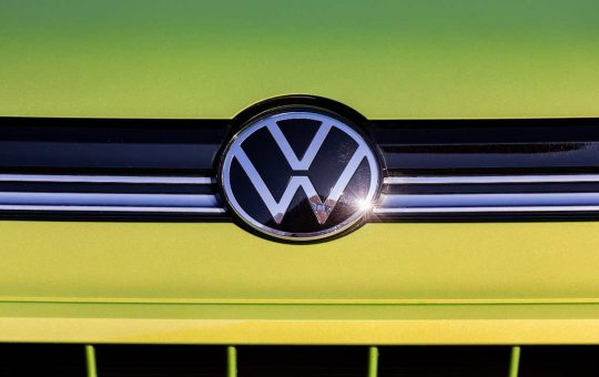 Il logo di un'auto Volkswagen - fonte stock.adobe - giornalemotori.it