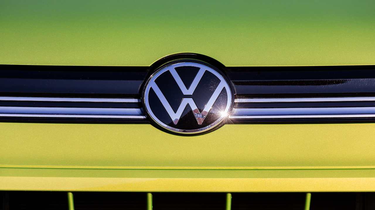 Il logo di un'auto Volkswagen - fonte stock.adobe - giornalemotori.it