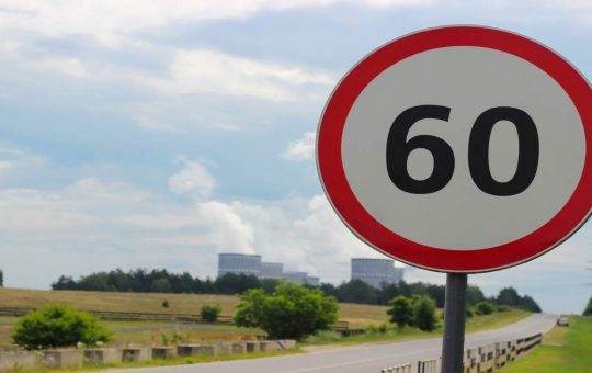 Limite di velocità a 60 chilometri orari in autostrada - fonte depositphotos.com - giornalemotori.it