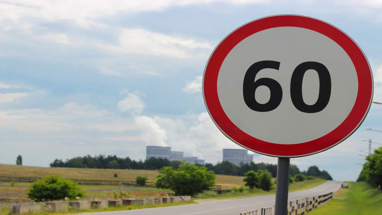 Limite di velocità a 60 chilometri orari in autostrada - fonte depositphotos.com - giornalemotori.it
