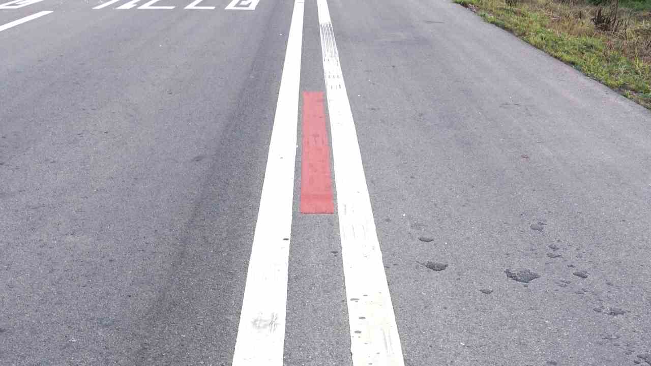 Striscia rossa sulla strada - fonte depositphotos.com - giornalemotori.it