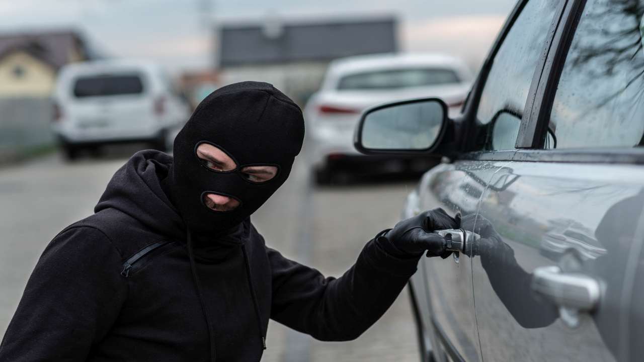 Un ladro pronto a rubare un'auto - fonte depositphotos.com - giornalemotori.it