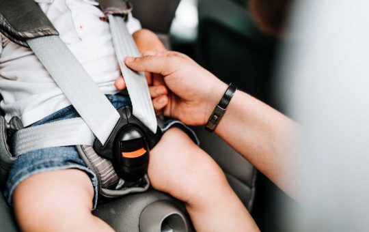 Come usare il seggiolino per bambini in auto nel modo giusto - fonte stock.adobe - giornalemotori.it