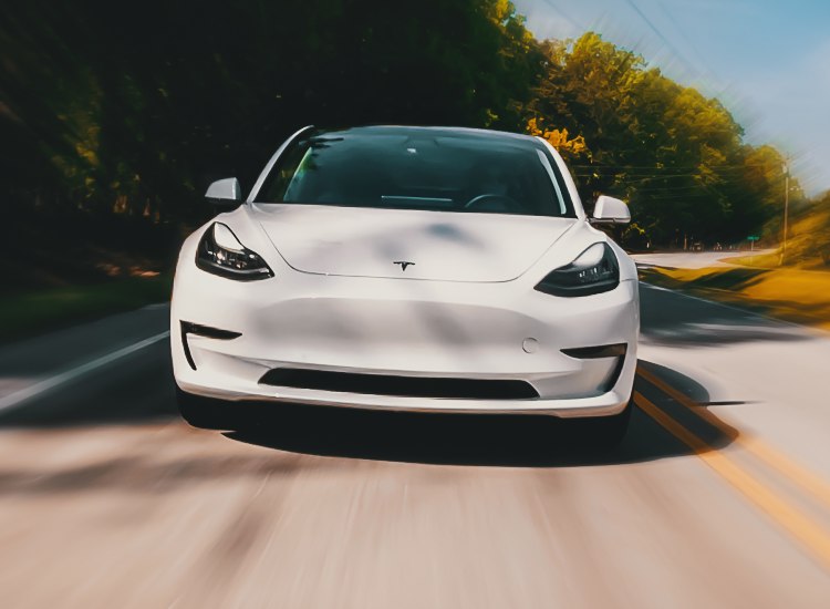 La foto di una Tesla Model 3 in strada - fonte stock.adobe - giornalemotori.it