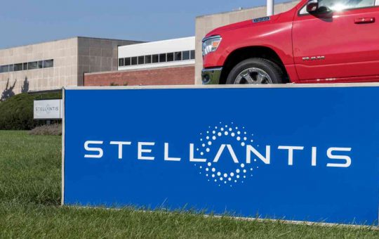 Stellantis e il ritorno ai motori endotermici - fonte depositphotos.com - giornalemotori.it