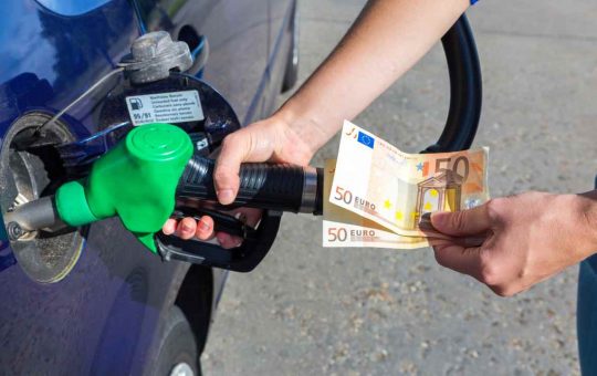 Arrivano nuove tasse sulla benzina e sul diesel - fonte depositphotos.com - giornalemotori.it