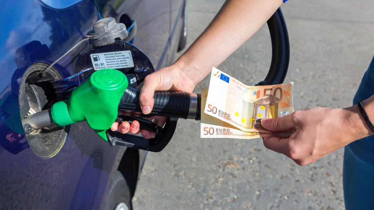 Arrivano nuove tasse sulla benzina e sul diesel - fonte depositphotos.com - giornalemotori.it