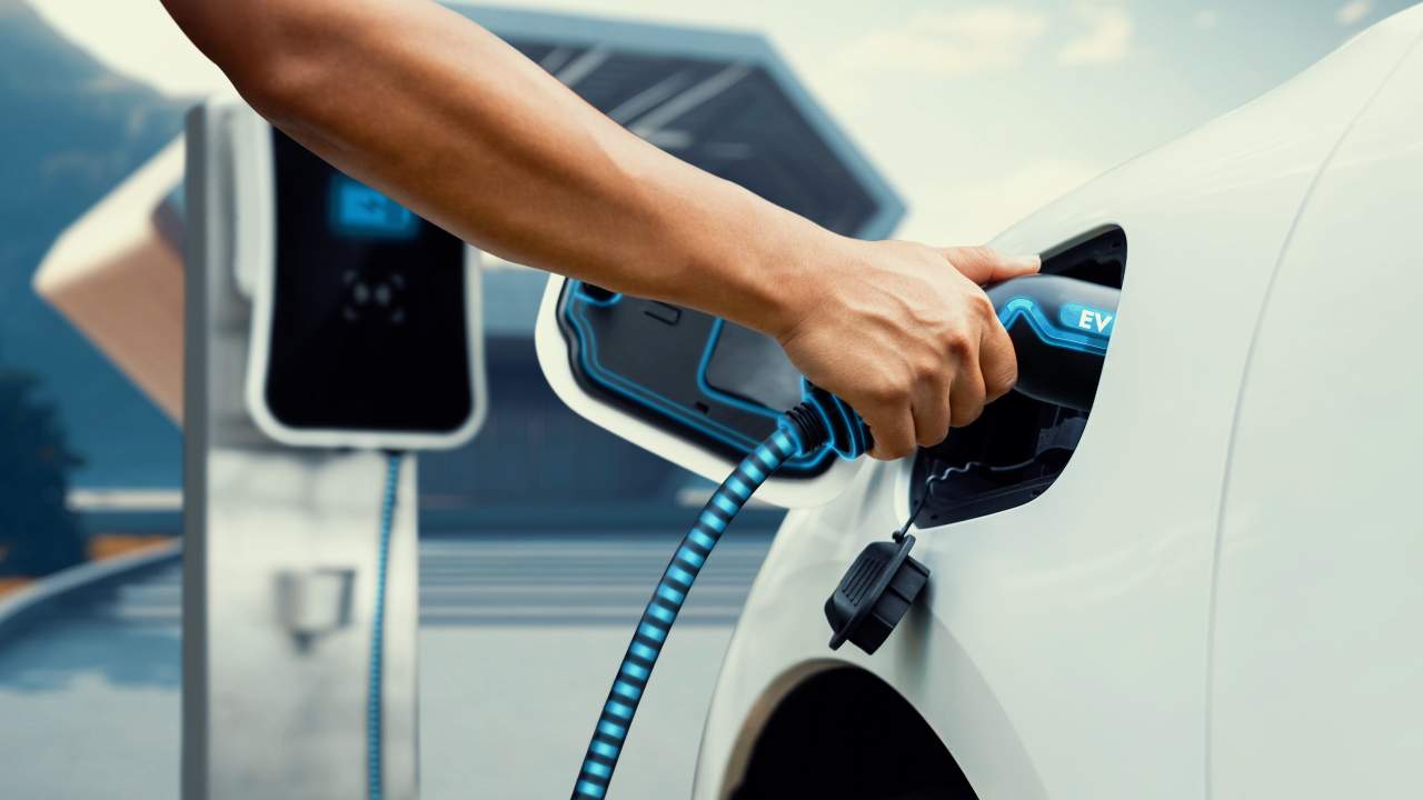 Auto elettrica, una batteria con autonomia record - fonte stock.adobe - giornalemotori.it