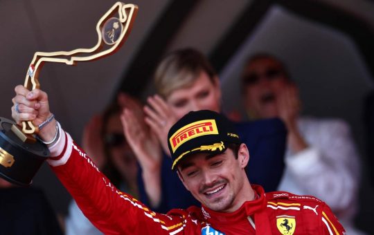 Charles Leclerc festeggia la vittoria del Gran Premio di Monaco - fonte Ansa Foto - giornalemotori.it