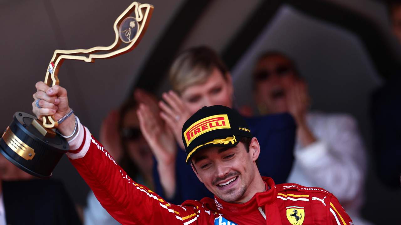 Charles Leclerc festeggia la vittoria del Gran Premio di Monaco - fonte Ansa Foto - giornalemotori.it