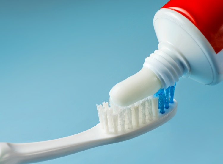 Come usare il dentifricio per pulire la tua auto - fonte depositphotos.com - giornalemotori.it