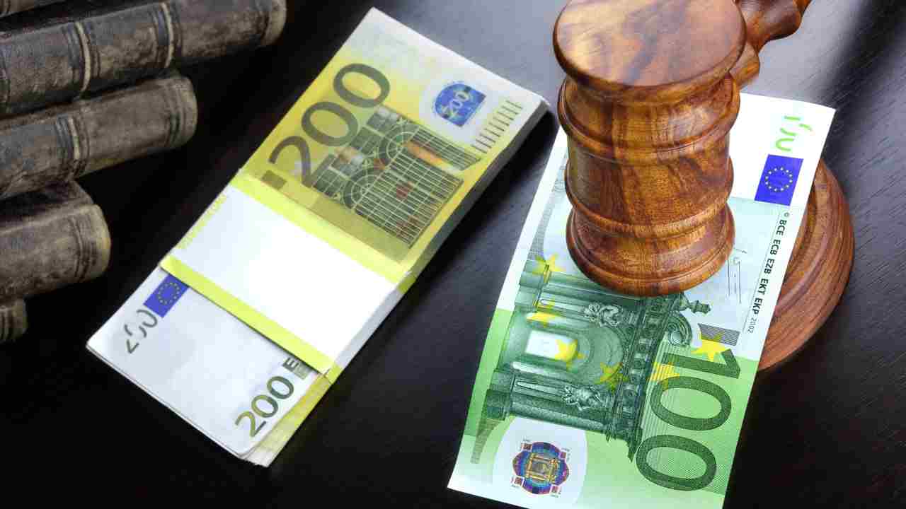 Fino a 400 euro di multa se fai questa infrazione - fonte depositphotos.com - giornalemotori.it