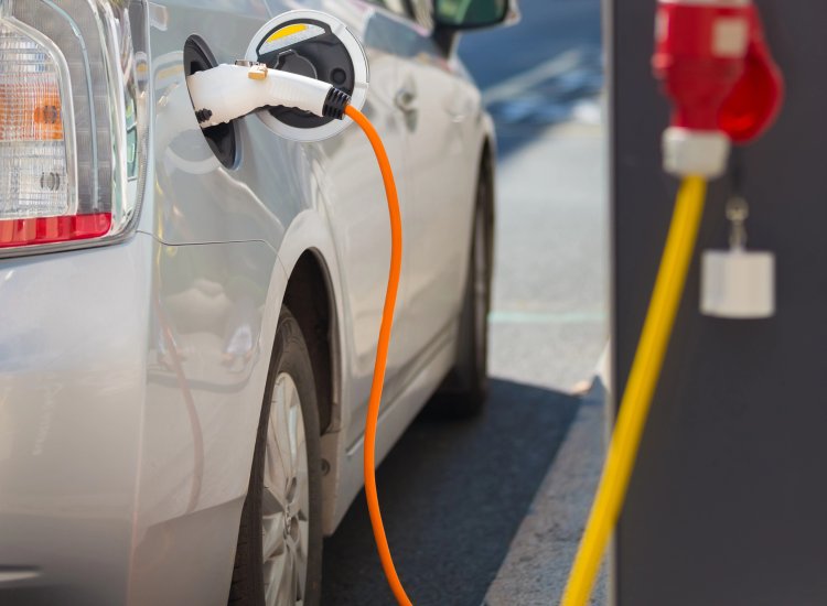 Il cavo di ricarica di un'auto elettrica - fonte depositphotos.com - giornalemotori.it