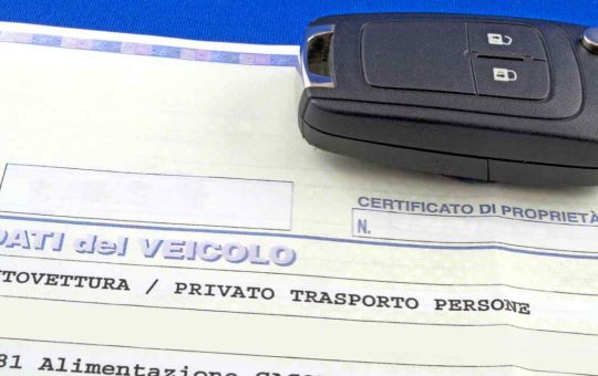 La carta di circolazione di un veicolo - fonte stock.adobe - giornalemotori.it