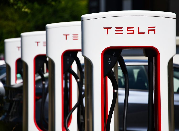 Tesla investe sulle colonnine di ricarica elettriche - fonte stock.adobe - giornalemotori.it
