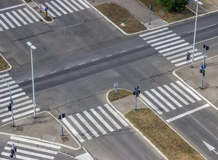 Un incrocio stradale: è vietato parcheggiare - fonte depositphotos.com - giornalemotori.it