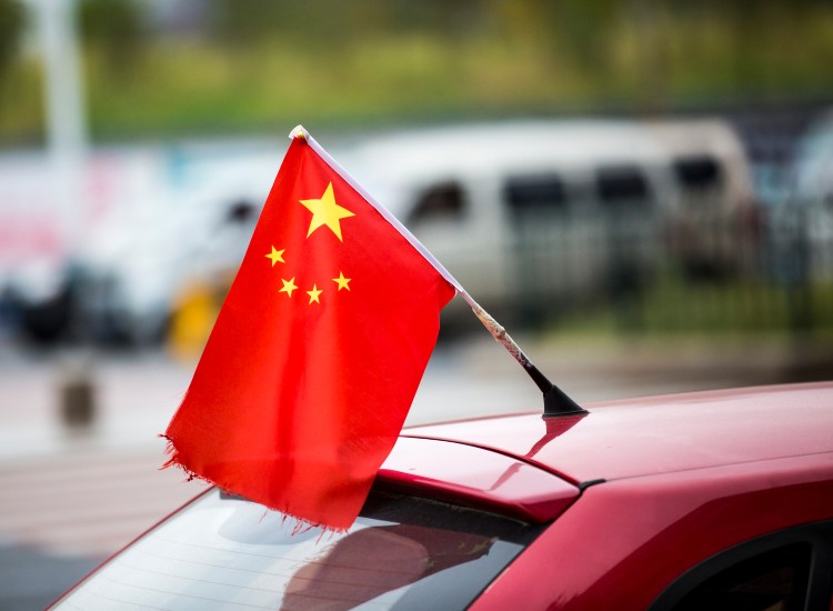 Un'auto con la bandiera della Cina - fonte depositphotos.com - giornalemotori.it