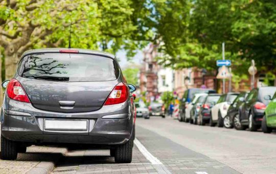 Un'auto parcheggiata sotto il sole - fonte stock.adobe - giornalemotori.it