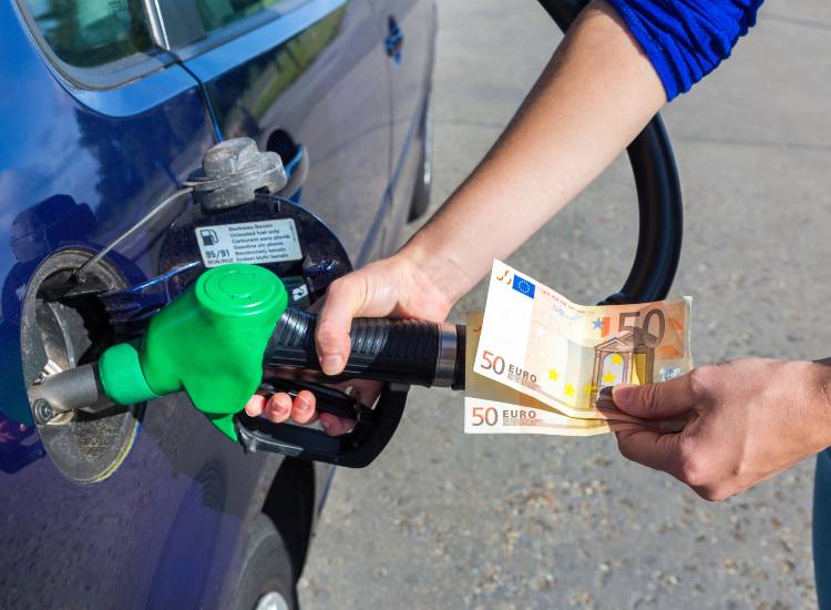 100 euro di benzina, ecco un esempio della tassa - fonte depositphotos.com - giornalemotori.it