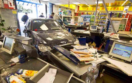 90enne sfascia supermercato con l'auto - fonte Ansa Foto - giornalemotori.it