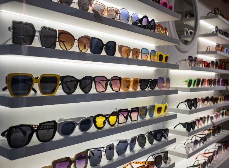 Alcuni occhiali da sole in esposizione - fonte stock.adobe - giornalemotori.it