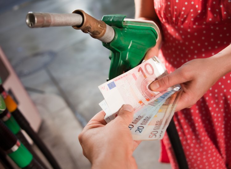 Benzina e diesel, un mese favorevole - fonte stock.adobe - giornalemotori.it