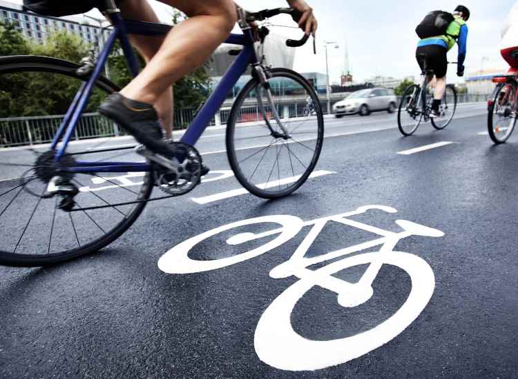 Ciclisti sulla pista ciclabile - fonte depositphotos.com - giornalemotori.it