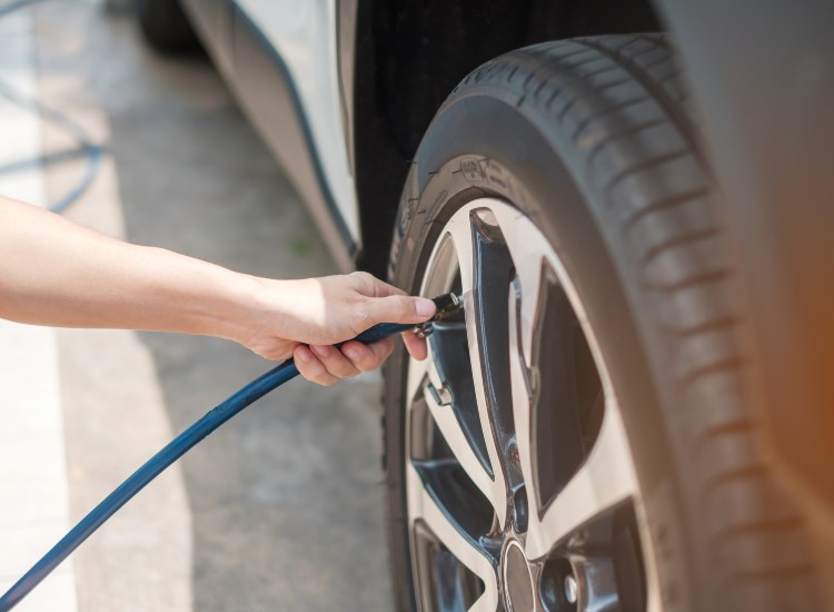 Gonfiare gli pneumatici alla pressione giusta - fonte depositphotos.com - giornalemotori.it