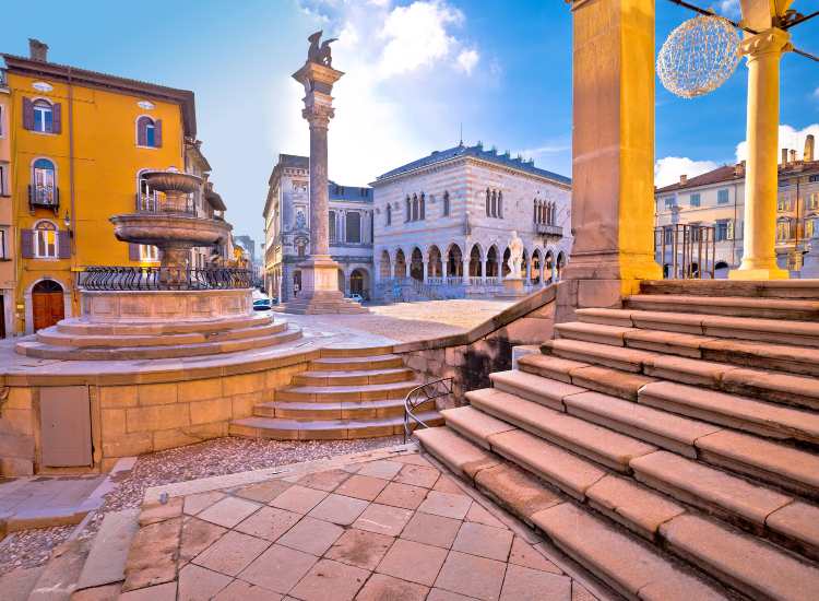 Il centro storico di Udine - fonte depositphotos.com - giornalemotori.it