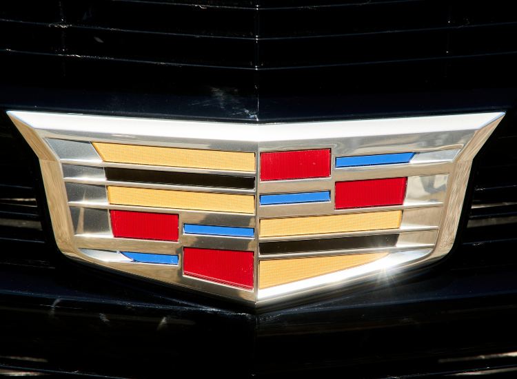 Il logo di Cadillac su un'auto - fonte depositphotos.com - giornalemotori.it