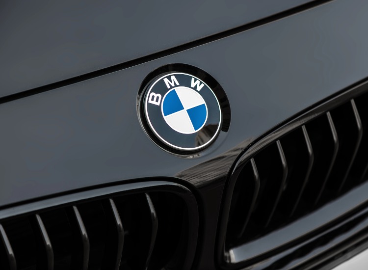 Il logo di un'auto BMW - fonte depositphotos.com - giornalemotori.it