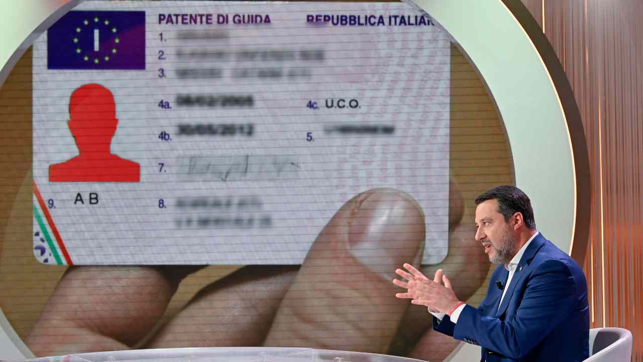 Il ministro Salvini e il ritiro della patente - fonte Ansa Foto - giornalemotori.it