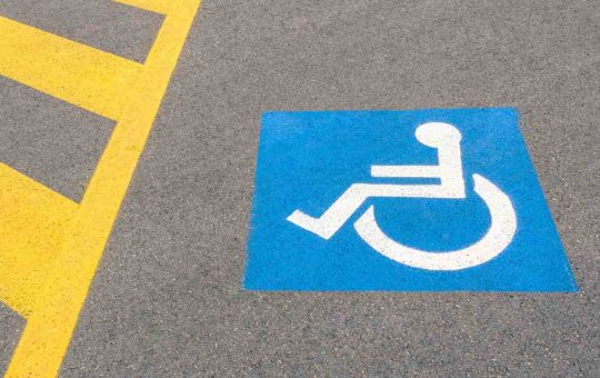 Parcheggio auto per persone disabili, come tutelarti - fonte depostiphotos.com - giornalemotori.it