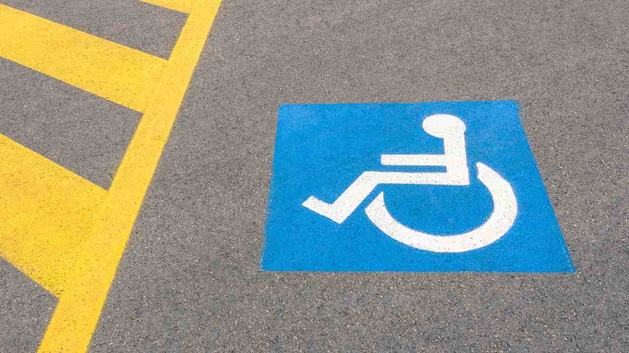 Parcheggio auto per persone disabili, come tutelarti - fonte depostiphotos.com - giornalemotori.it