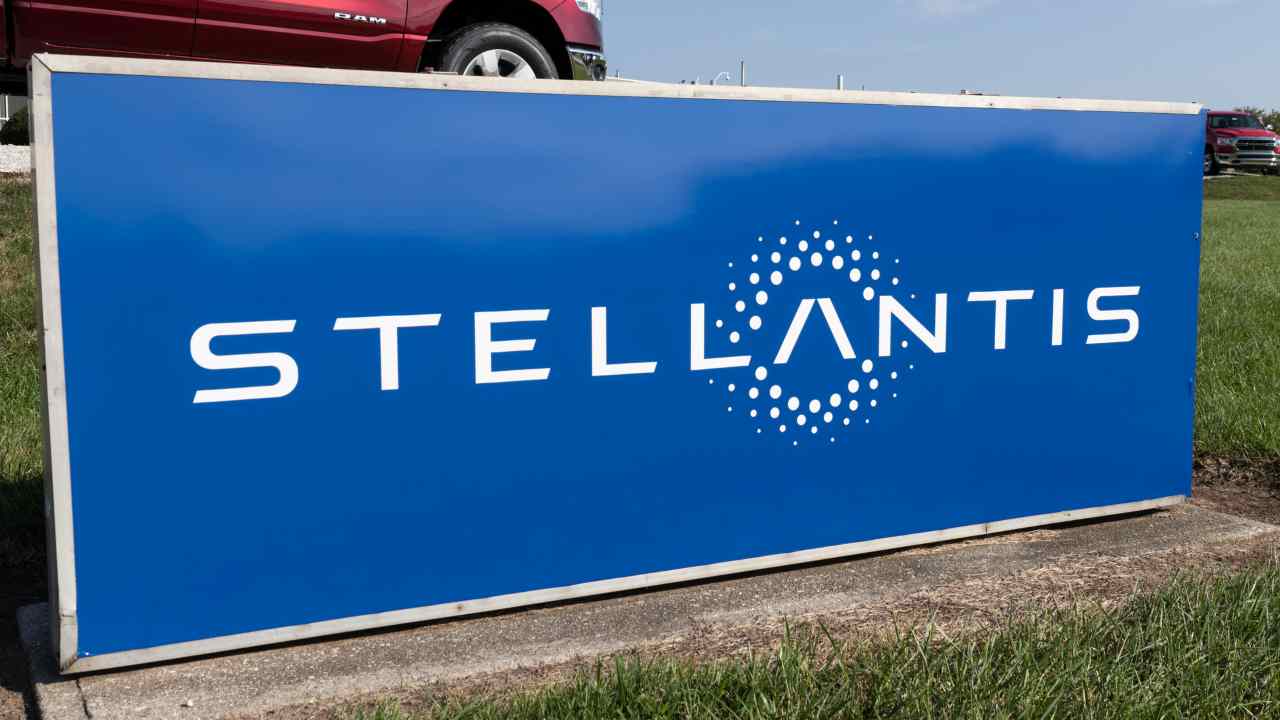 Stellantis, addio per sempre ai motori termici - fonte depositphotos.com - giornalemotori.it