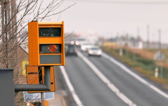 Un autovelox su una strada - fonte stock.adobe - giornalemotori.it