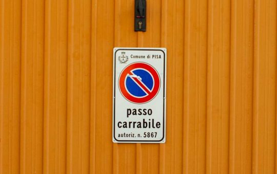 Un cartello di passo carrabile a Pisa - fonte stock.adobe - giornalemotori.it