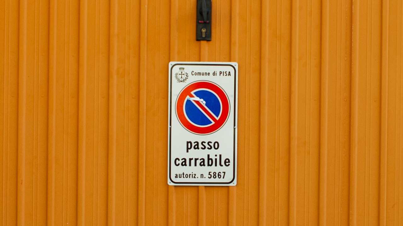 Un cartello di passo carrabile a Pisa - fonte stock.adobe - giornalemotori.it
