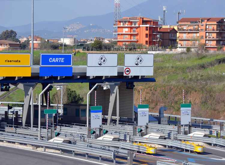 Un casello di un'autostrada - fonte stock.adobe - giornalemotori.it